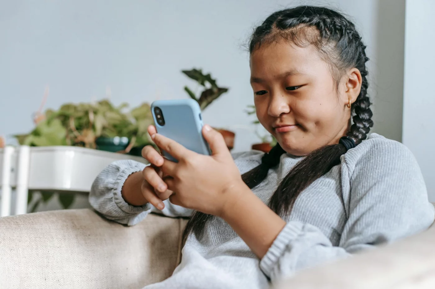 Teen setting up 2FA on her smartphone and learning why was i sent a verification code for account security