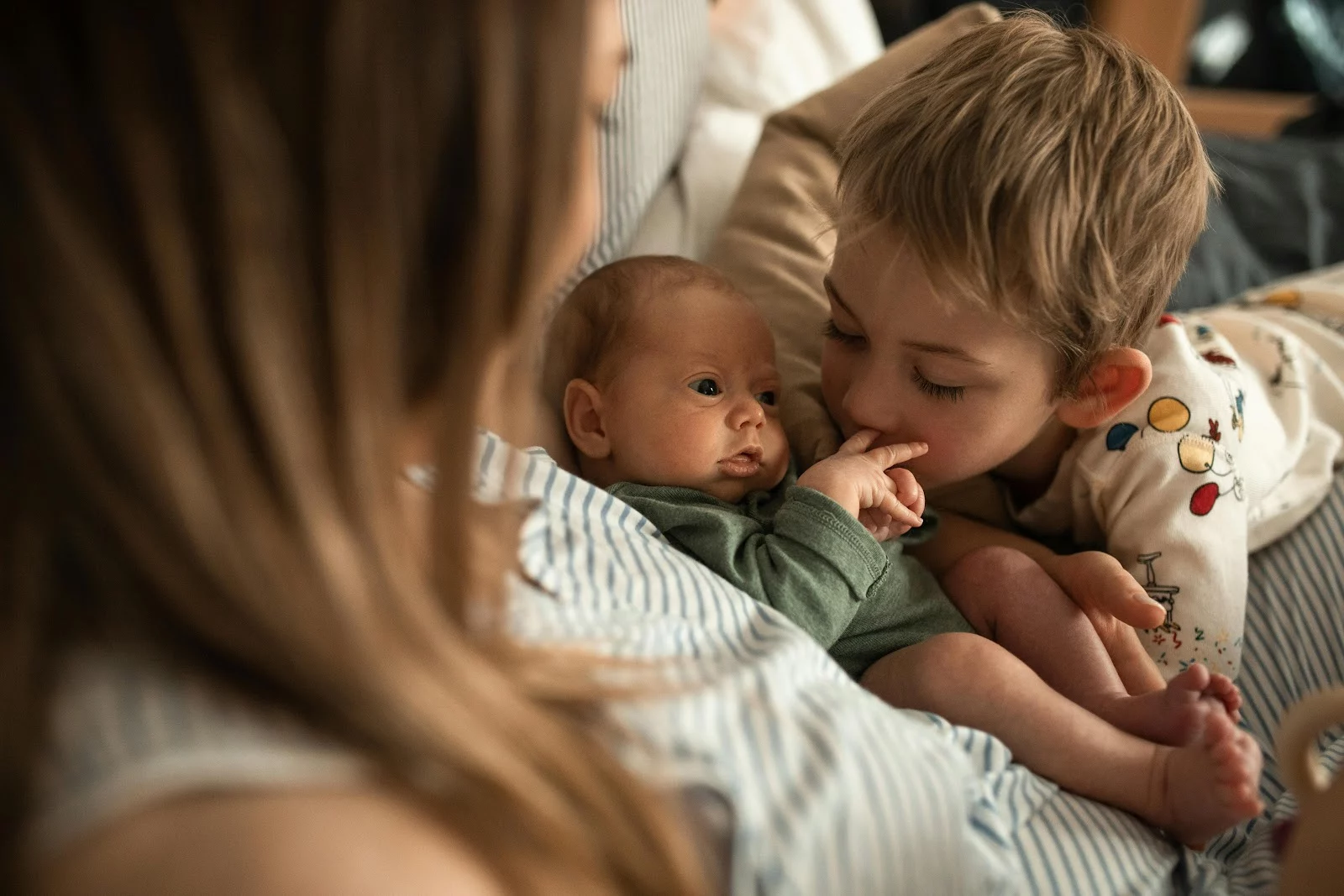 How to Balance Attention Between Older Siblings and a New Baby: Effective Parenting Tips
